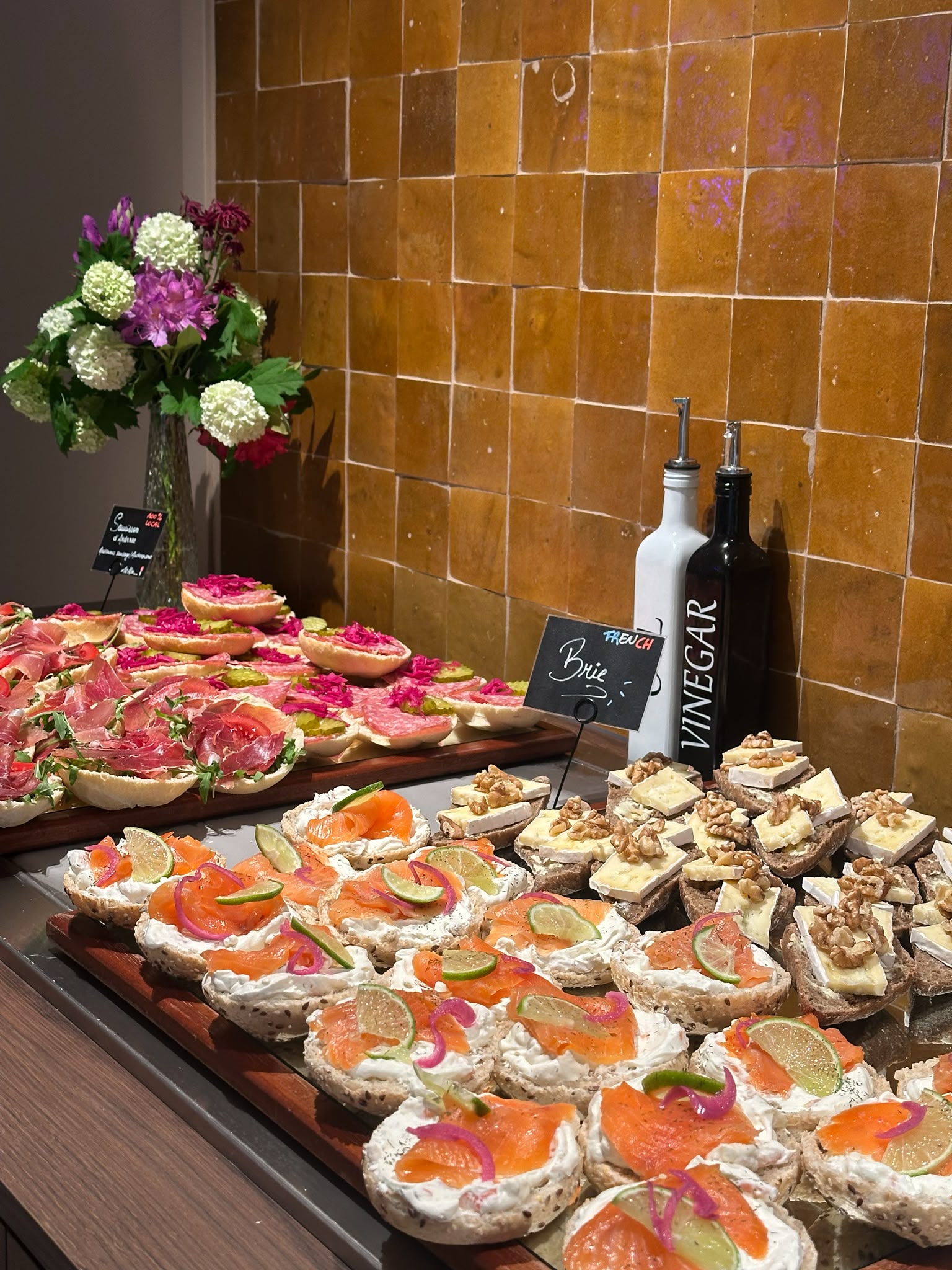 Buffet de petit-déjeuner avec saumon et charcuteries locales, Maison Melba