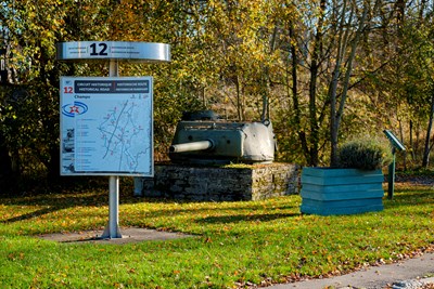 Panneau d'information et char aux Tourelles de Bertogne en automne
