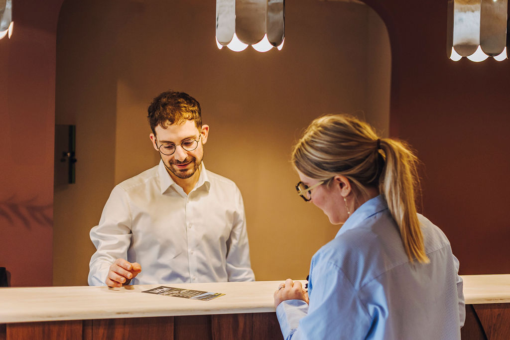 Accueil chaleureux d'une cliente à la réception de Maison Melba
