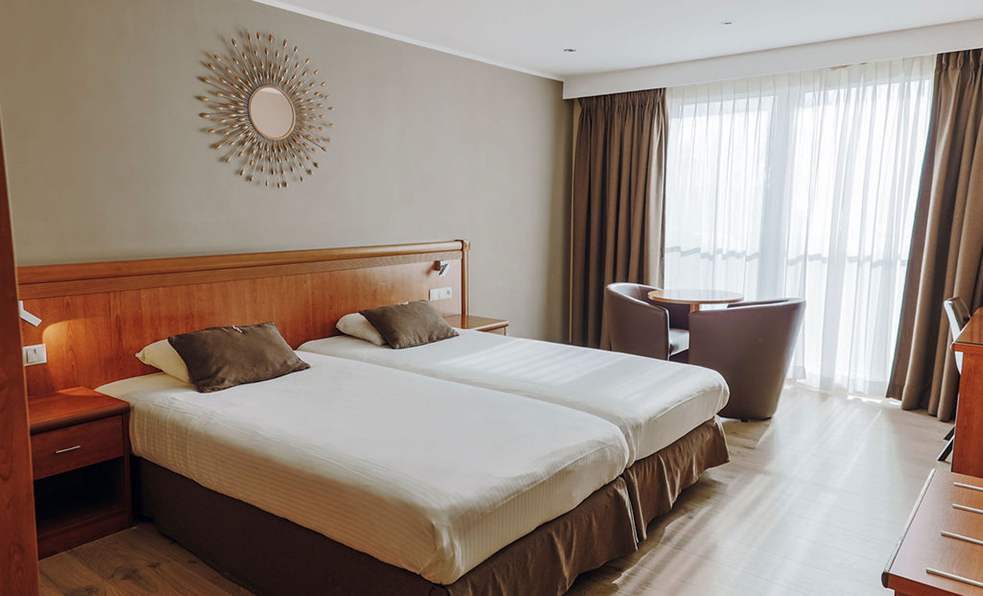 Chambre standard avec deux lits jumeaux et miroir soleil, Maison Melba Bastogne