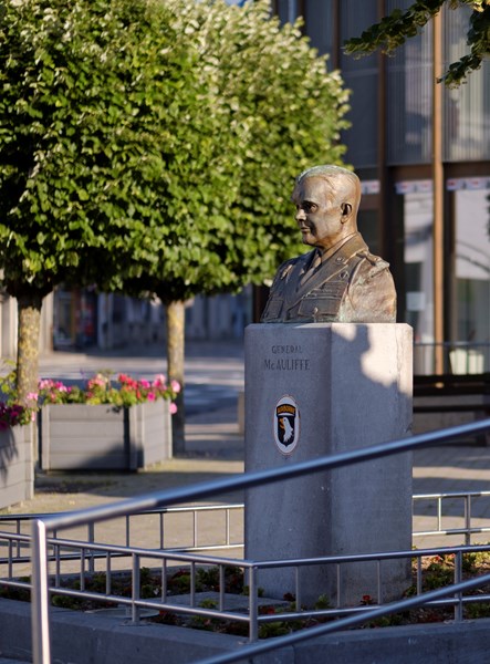 Buste du général McAuliffe et char Sherman sur la place McAuliffe à Bastogne