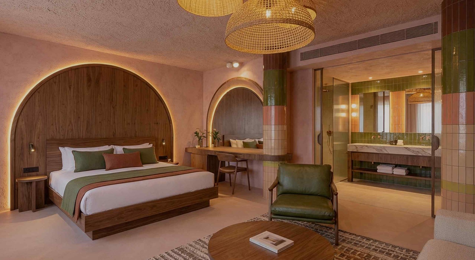 Chambre avec lit double dans une alcôve arrondie et fauteuil vert, Maison Melba Bastogne