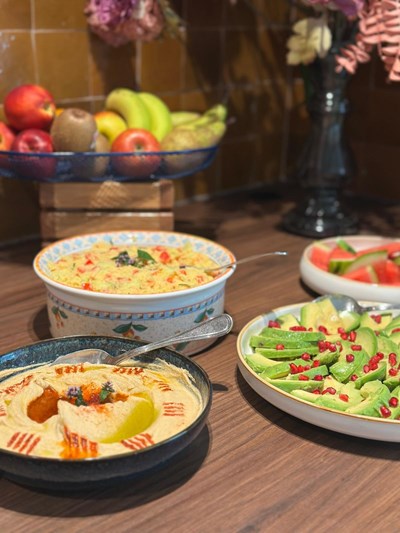 Buffet de plats chauds et de salades