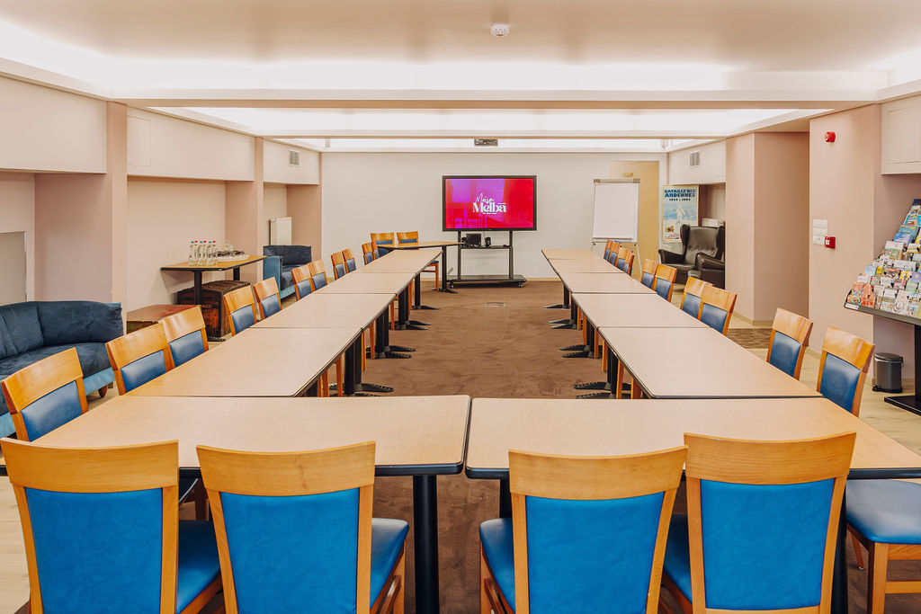 Grande salle de séminaire avec tables en U et écran, hôtel séminaire dans les Ardennes