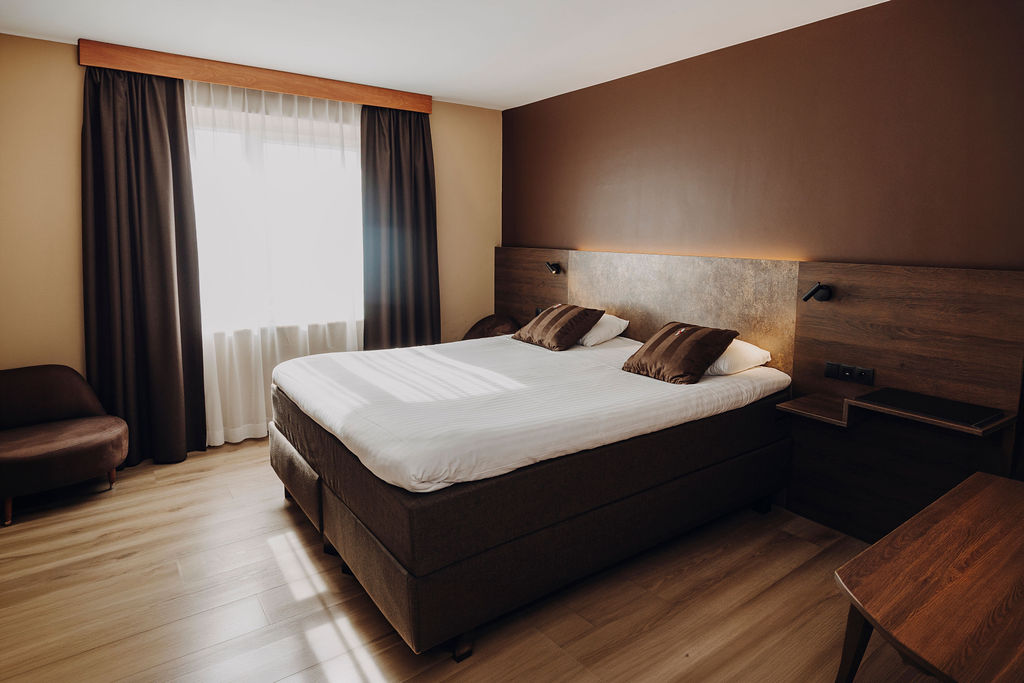 Chambre d'hôtel à Bastogne aux tons bruns avec grand lit double, Maison Melba