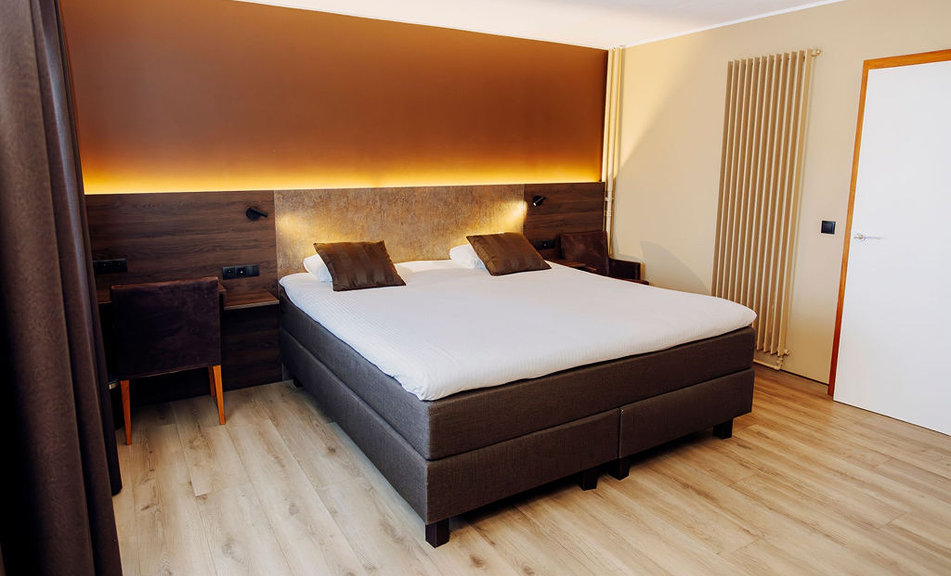Chambre exécutive avec lit double et tête de lit éclairée, Maison Melba Bastogne
