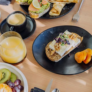 Assiettes gourmandes et jus de fruits frais au Mel'ting Pot, restaurant à Bastogne