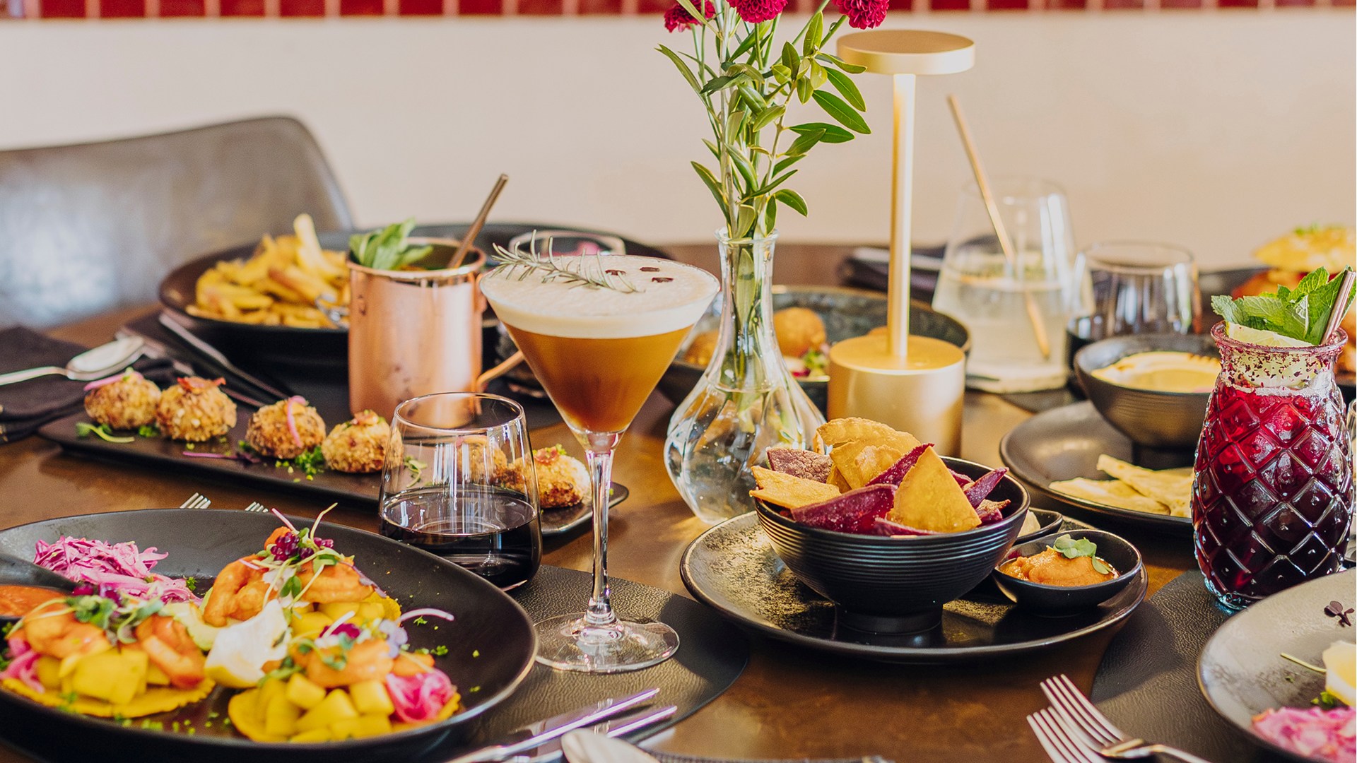 Plats colorés, cocktails et fleurs au Mel'ting Pot, restaurant cuisine du monde à Bastogne