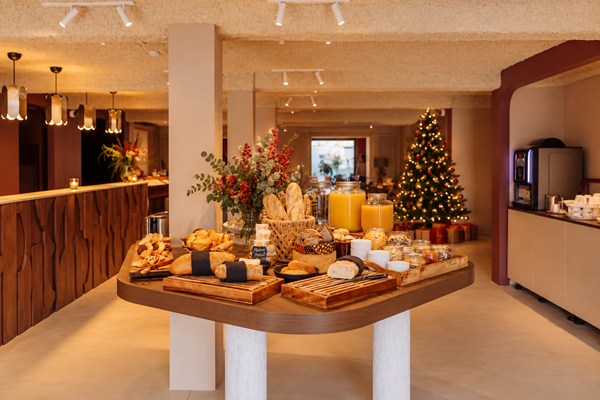 Buffet de Noël garni de pâtisseries et décorations festives