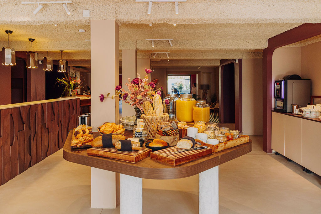 Buffet du petit-déjeuner avec viennoiseries et jus de fruits, hôtel avec petit-déjeuner à Bastogne