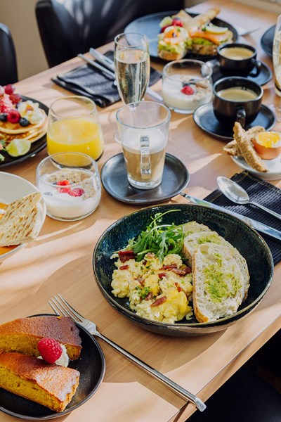 Assiettes de brunch et boissons chaudes au Mel'ting Pot