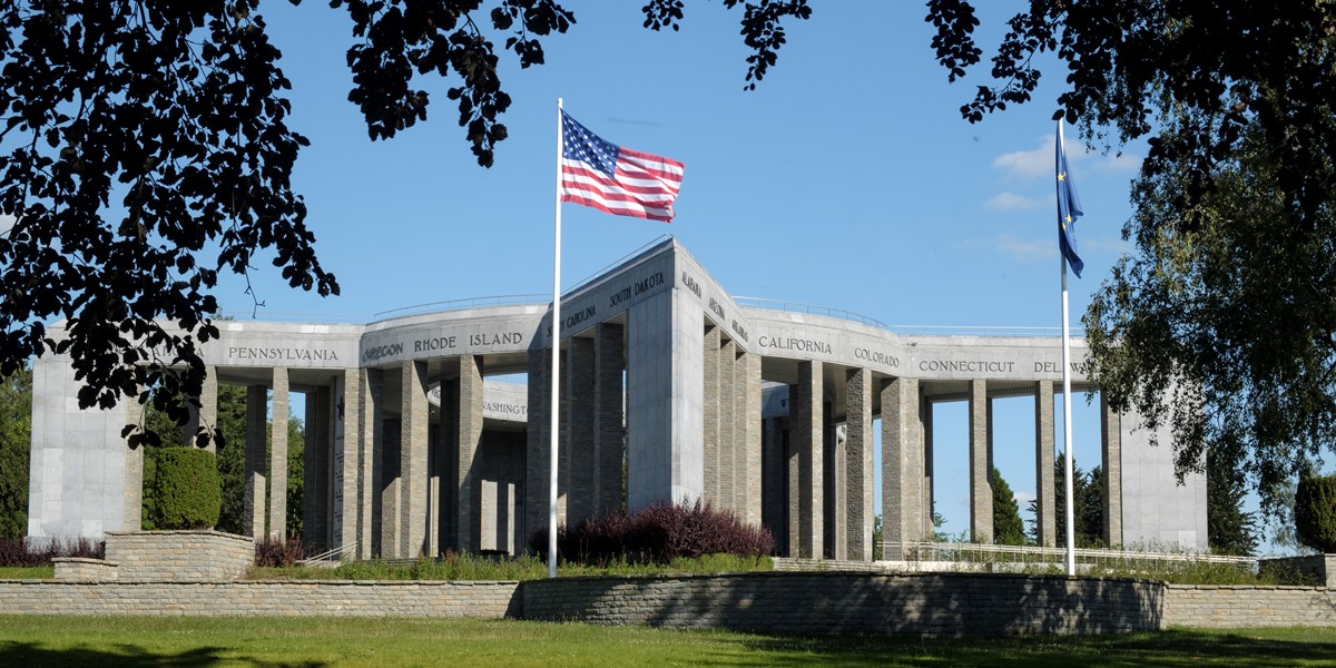 Mémorial du Mardasson et drapeau américain à Bastogne