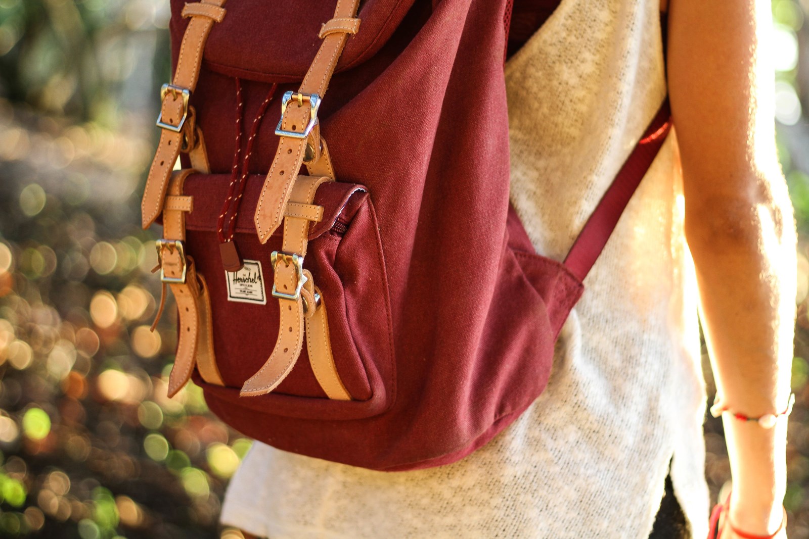 Randonneuse avec sac à dos en balade en forêt