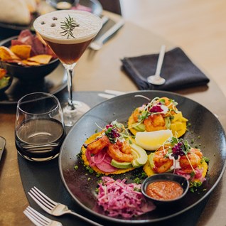 Assiette colorée de cuisine du monde au restaurant Mel'ting Pot