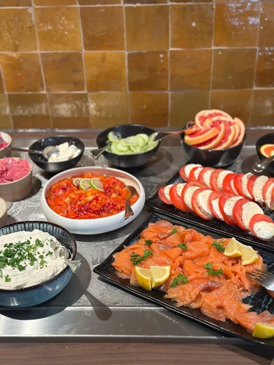 Buffet de plats froids et de légumes colorés