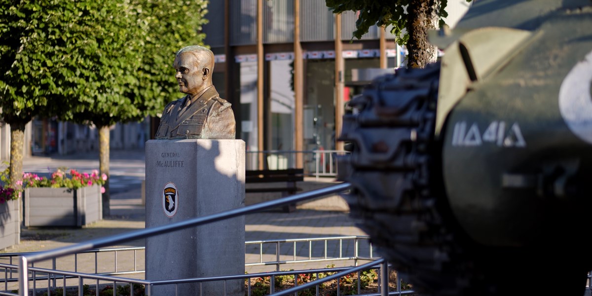 Buste du général McAuliffe et char Sherman sur la place McAuliffe à Bastogne
