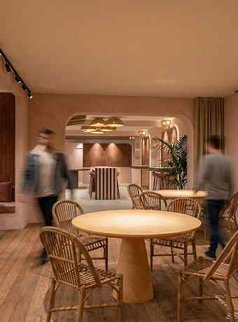 Warm dining room with round tables, Maison Melba hotel with restaurant in Bastogne