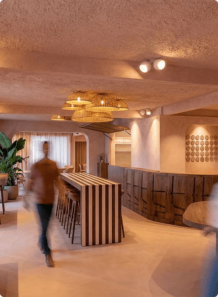 Lobby de Maison Melba avec bar et suspensions dorées