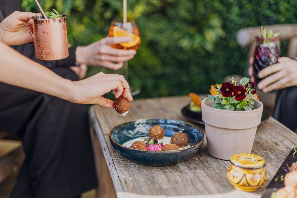 Cocktails et plats colorés à partager au Mel'ting Pot, restaurant à Bastogne