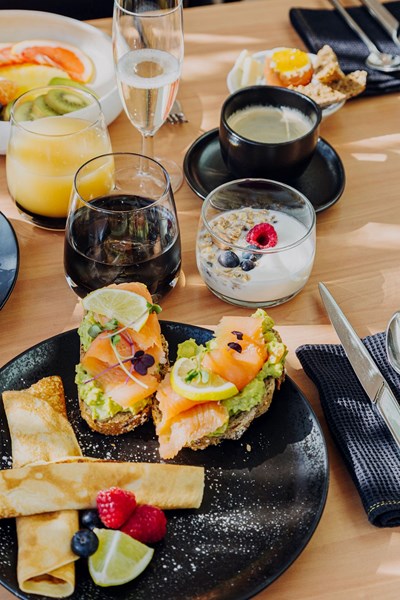 Toasts au saumon, yaourt et boissons pour le brunch au Mel'ting Pot