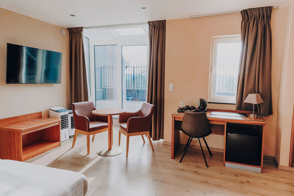 Junior suite lumineuse avec bureau et coin repas, Maison Melba Bastogne