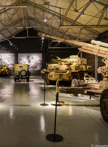 Chars et véhicules militaires exposés dans un musée de Bastogne