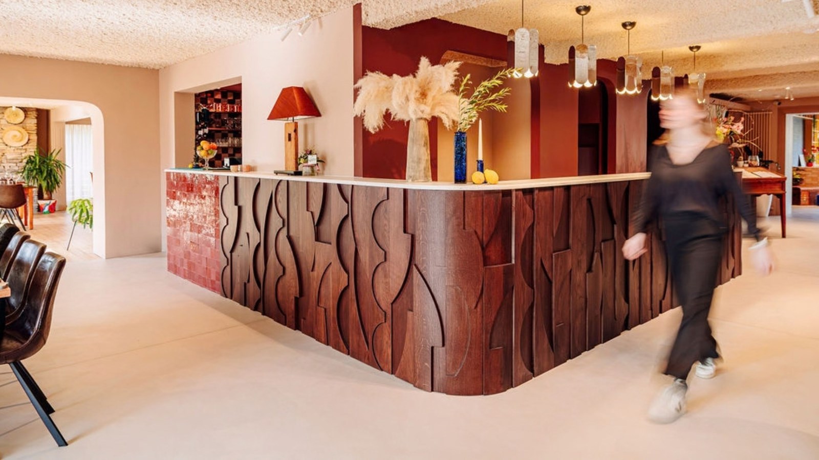 Hall d'accueil de Maison Melba, hôtel 4 étoiles à Bastogne, et son comptoir en bois sculpté