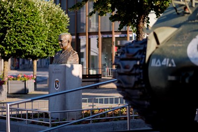 Buste du général McAuliffe et char Sherman sur la place McAuliffe à Bastogne