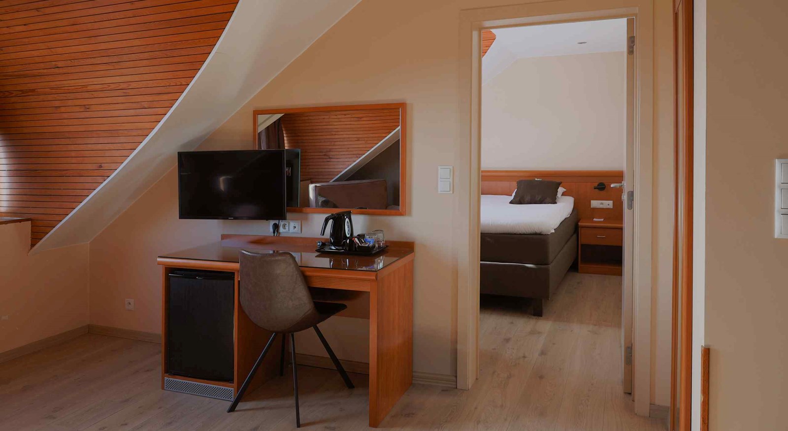 Junior suite avec bureau, télévision et lit double, hôtel avec suite à Bastogne
