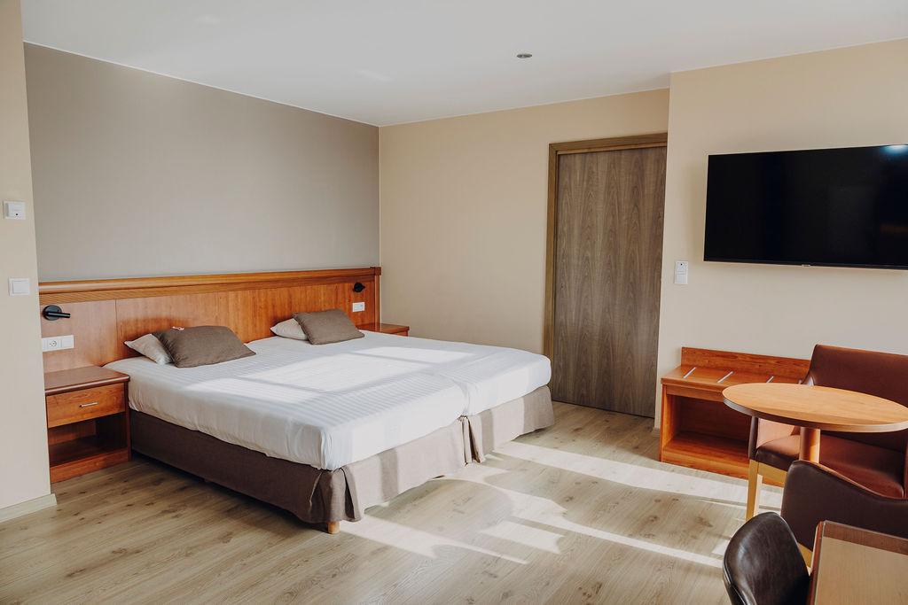 Chambre standard avec lits jumeaux et télévision murale, Maison Melba Bastogne