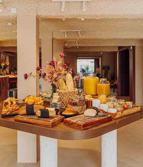 Buffet de petit-déjeuner garni de viennoiseries et fruits, Maison Melba Bastogne