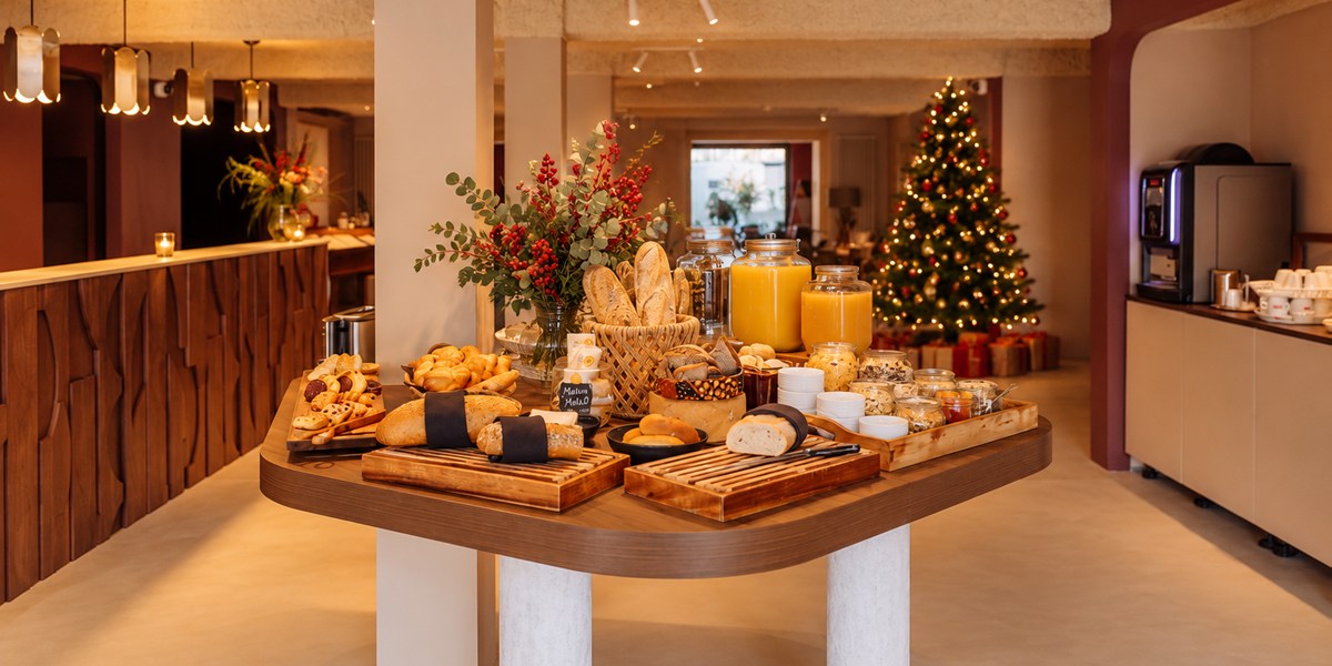 Buffet de Noël garni de pâtisseries et décorations festives