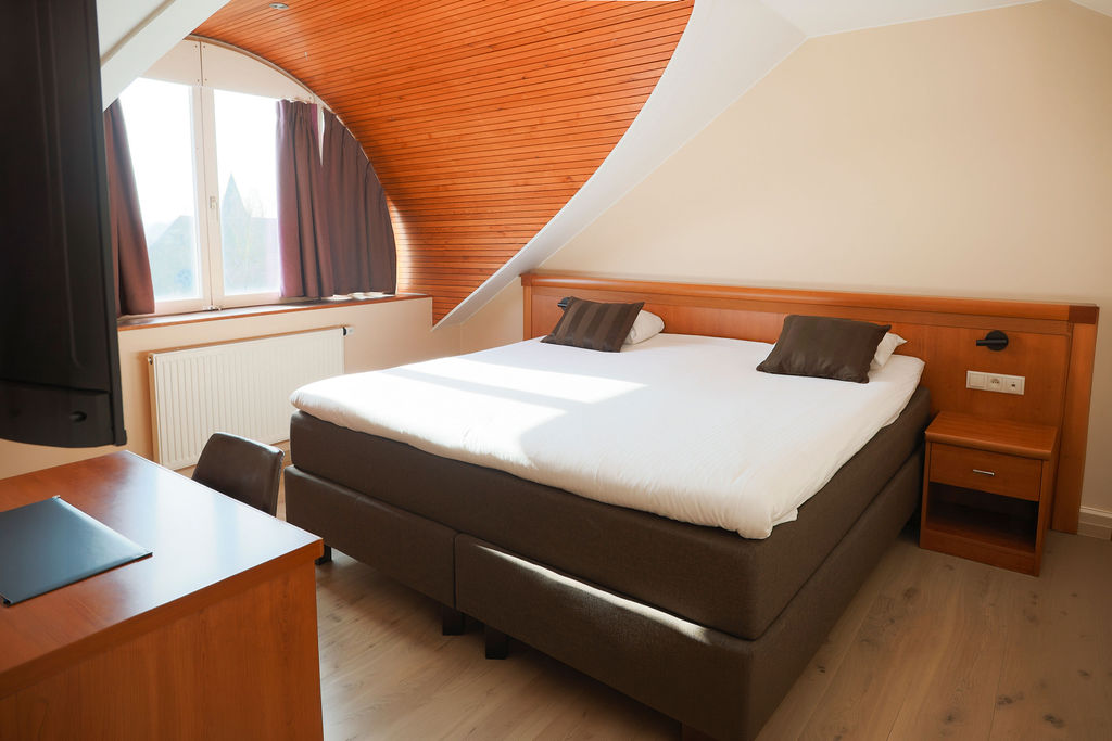 Suite mansardée avec plafond en bois et lit double, Maison Melba Bastogne