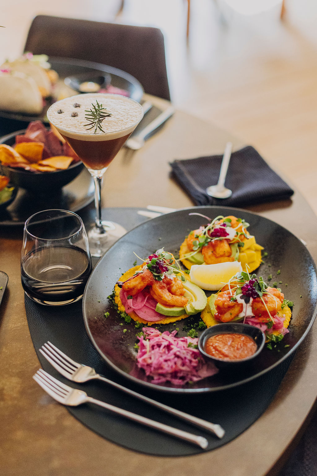 Assiette de cuisine du monde faite maison et cocktail au Mel'ting Pot à Bastogne