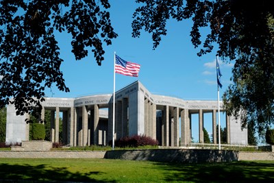 Mémorial du Mardasson et drapeau américain à Bastogne